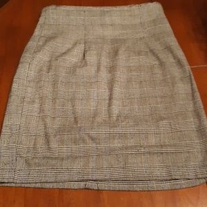 Juniors skirt black and white